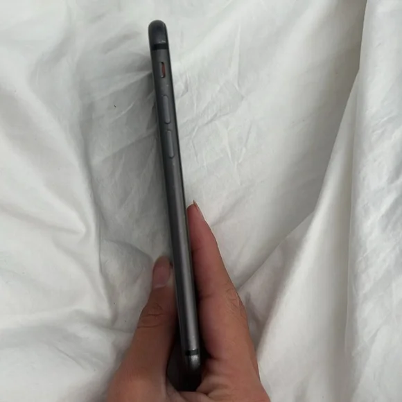 Im selling space grey iPhone 8